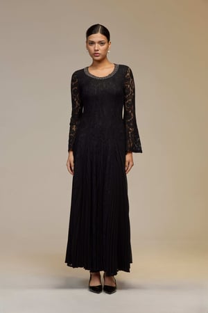 فستان أسود دانتيل كم واسع