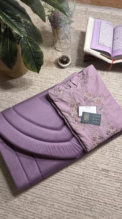 طقم صلاه مطرز مريح ( بسحاب )