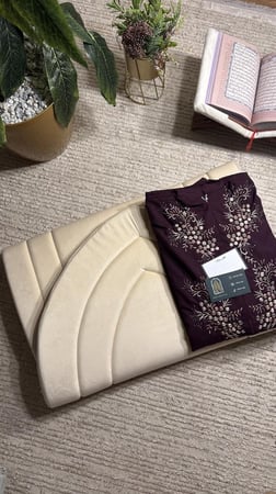 طقم صلاه مطرز مريح ( بسحاب )