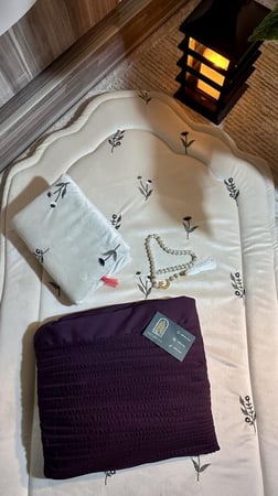 طقم انيق ورود متناثره - مع بيت مصحف