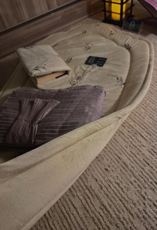 طقم انيق ورود متناثره