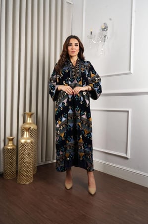 جلابية مخمل فضفاضة فخمة مزينة بنقوش بالطابع التراثي