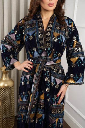 جلابية مخمل فضفاضة فخمة مزينة بنقوش بالطابع التراثي