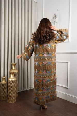 جلابية مخمل فضفاضة فخمة مزينة بنقوش بالطابع التراثي