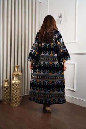 جلابية مخمل فضفاضة فخمة مزينة بنقوش بالطابع التراثي