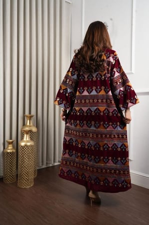 جلابية مخمل فضفاضة فخمة مزينة بنقوش بالطابع التراثي