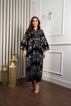 جلابية مخمل فضفاضة فخمة مزينة بنقوش بالطابع التراثي