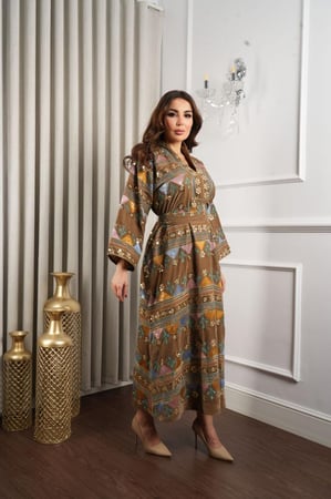 جلابية مخمل فضفاضة فخمة مزينة بنقوش بالطابع التراثي