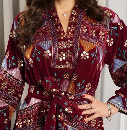 جلابية مخمل فضفاضة فخمة مزينة بنقوش بالطابع التراثي