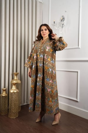 جلابية مخمل فضفاضة فخمة مزينة بنقوش بالطابع التراثي