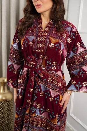 جلابية مخمل فضفاضة فخمة مزينة بنقوش بالطابع التراثي