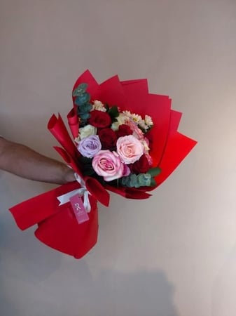 باقة ورد مشكّلة فاخرة/Premium Mixed Rose Bouquet