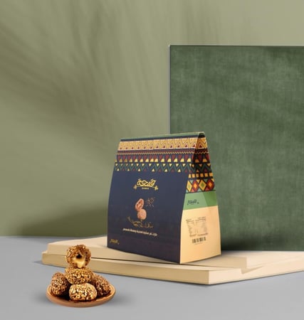 كرات التمر محشية بالطحينة ومغطاة بالسمسم