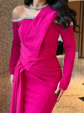 فستان سهرة فخم فوشي يجمع بين الرقي والأنوثة في تصميم واحد