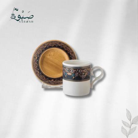 فنجان قهوة تركي منقوش مع صحن خشبي
