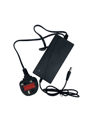 شاحن وسط ثلاثي