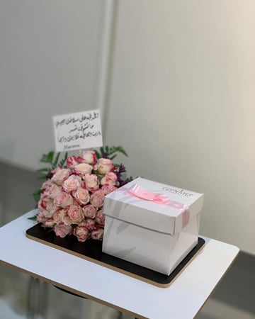 كيك كنديرا  مع ورد