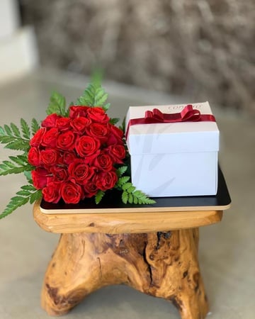 كيك كنديرا  مع ورد