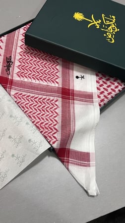 شماغ ملكي خاص البصمة احمر فاتح 2025