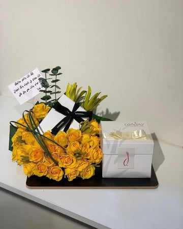 كيك كنديرا  مع ورد