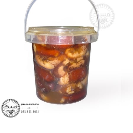 تمر صقعي له مزيج من اللونين الأحمر والأصفر قوامه إسطواني جذاب 800 جرام كبس