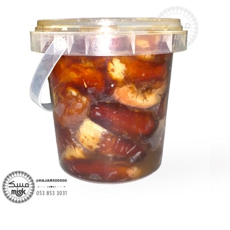 تمر صقعي له مزيج من اللونين الأحمر والأصفر قوامه إسطواني جذاب 800 جرام كبس