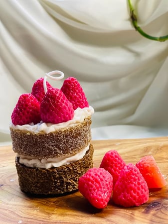 شمعة الكعك طبقتين بقطع الفروالة والكريمة