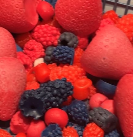 قطع الفراولة والتوت