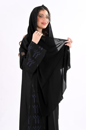 عباية كريب نص كلوش بتطريز من الجوانب