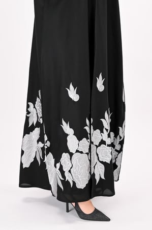 عباية كريب بتطريز ابيض