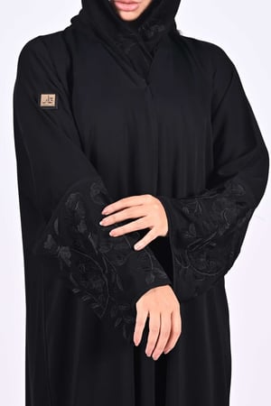 عباية بلاك بيري بتطريز أسود على الاكمام