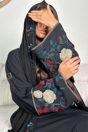 عباية بلاك  بيري بتطريز ملون على الاكمام