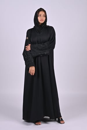 عباية بلاك بيري بتطريز أسود على الاكمام