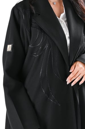عباية كريب بتطريز اسود