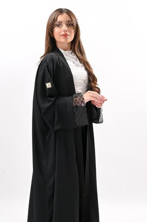 عباية بلاك بيري بدنتيل على الاكمام