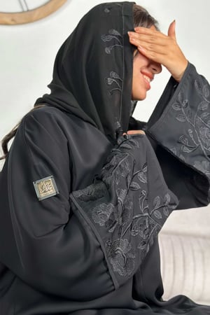 عباية بلاك بيري بتطريز أسود على الاكمام
