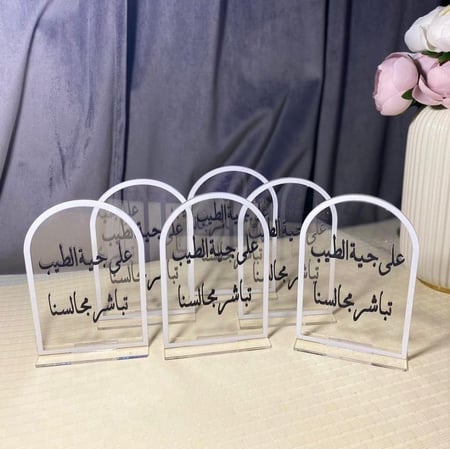 استاند اكريليك شفاف بقاعدة تفصيل وطباعة حسب الطلب