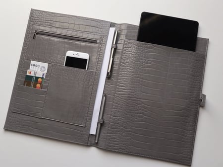 ملف رمادي فاتح