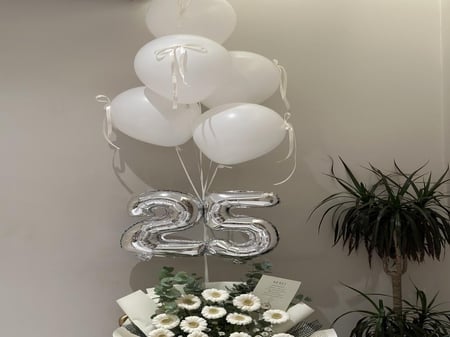 باقة  المسره مع بالونات رقم العمر