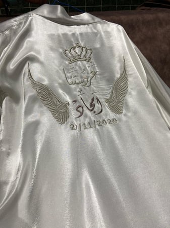 ارواب نوم للعروس حرير ستان مطرزة بالطرف  مع اضافه الاسماء