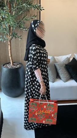 عبايه نص بشت منقطه مزينه ب أكمام ورديه