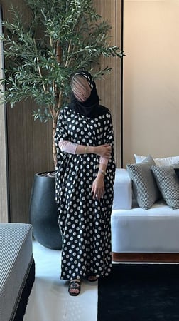 عبايه نص بشت منقطه مزينه ب أكمام ورديه