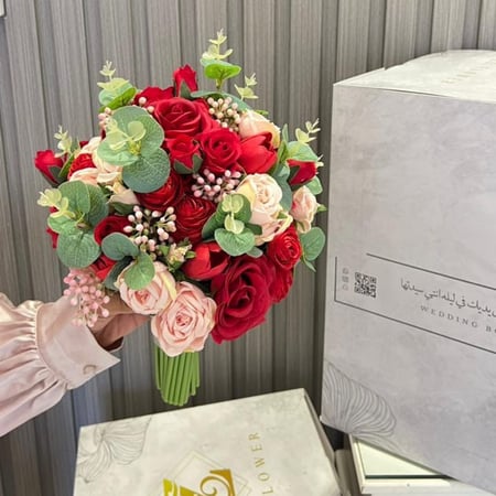 مسكة عروس باللون الاحمر
