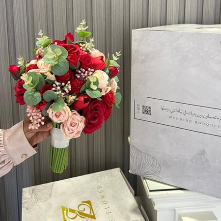 مسكة عروس باللون الاحمر