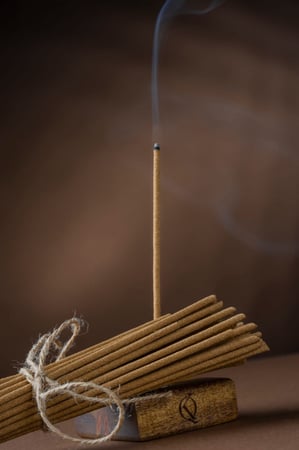 اعواد البخور الطبيعي مع القاعده