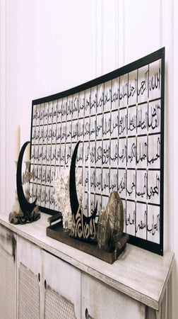 لوحة أسماء الله الحسنى المنفذة بتقنية القص بالليزر تمثل تلاحمًا بين الفن والدقة.  هذه اللوحة ليست مجرد إضافة إلى المساحة، بل هي تعبير فني عن الجمال والروحانية.  مقاس 55 سم*200 سم