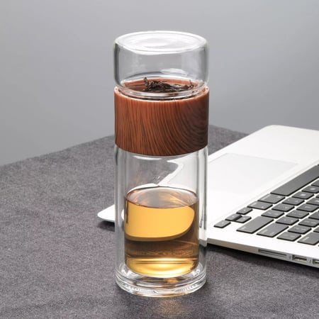 كوب مع صفاية للشاي والأعشاب