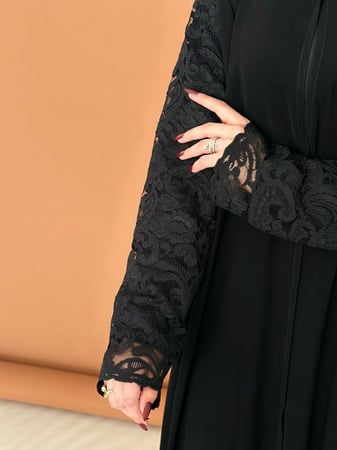 عباية بأكمام دانتيل فخمة للمناسبات