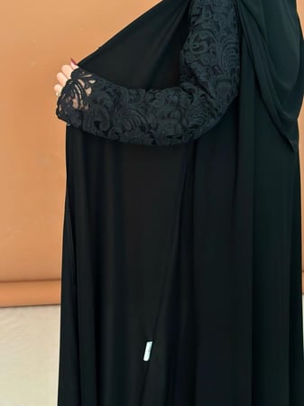 عباية بأكمام دانتيل فخمة للمناسبات