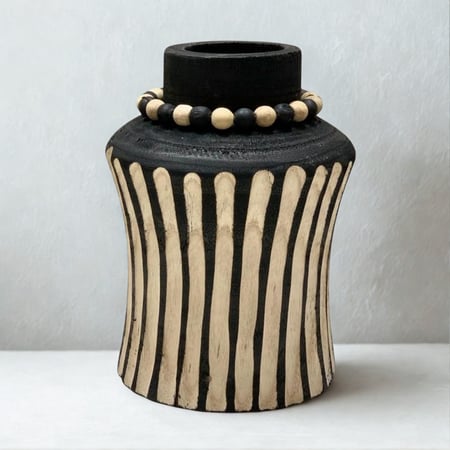 فازة خشبية مع مسبحة